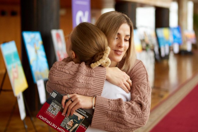У Луцьку відкрили виставку картин жінок, які втратили коханих на війні