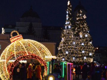 У Луцьку готуються до оформлення головних ялинок: оголосили конкурс