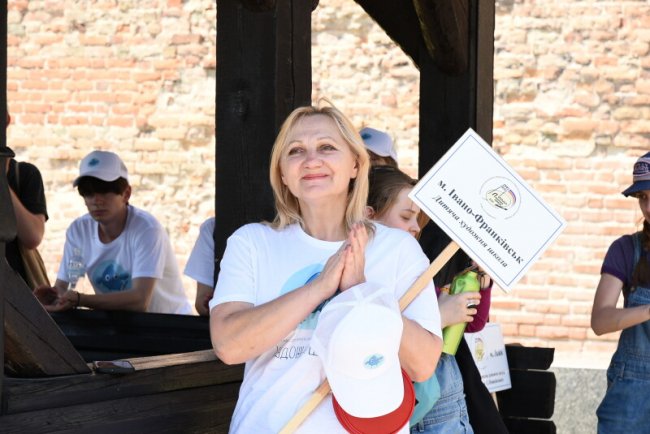 До Луцького замку з'їхалися майже пів сотні художників з різних міст України. ФОТО