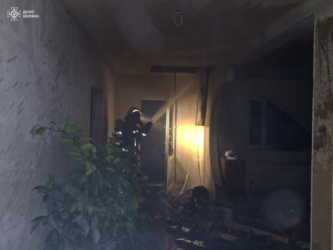 Полум'я охопило другий поверх: на Волині матір встигла вивести дітей з палаючого будинку та викликати рятувальників