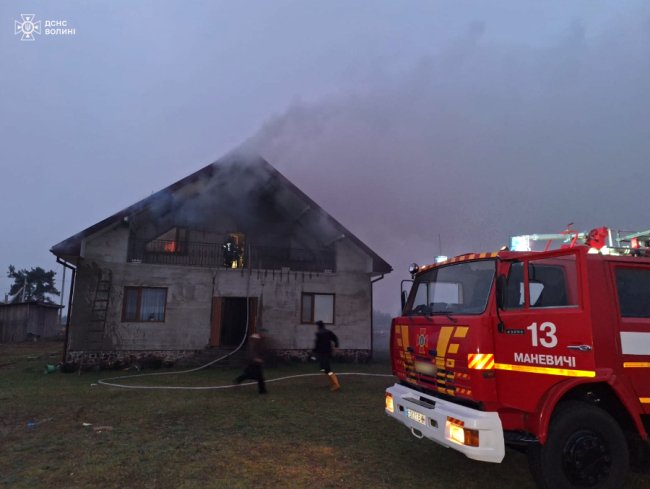 Полум'я охопило другий поверх: на Волині матір встигла вивести дітей з палаючого будинку та викликати рятувальників
