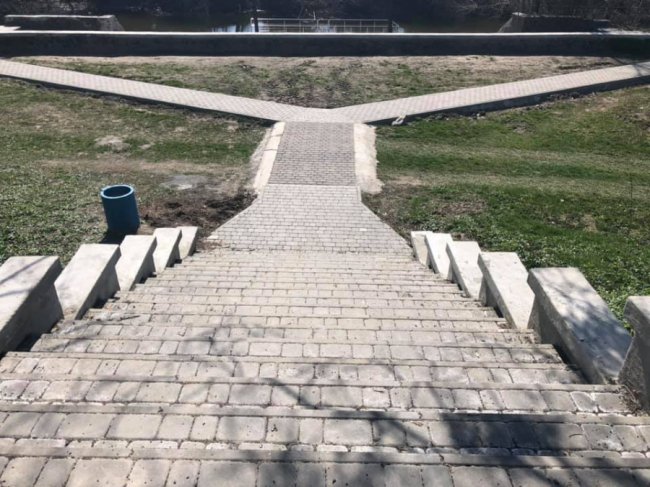 Показали, як у центральному парку Луцька ремонтують сходи до пляжу. ФОТО