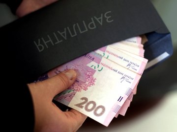 Стало відомо, який штраф чекає роботодавця за зарплату в конвертах