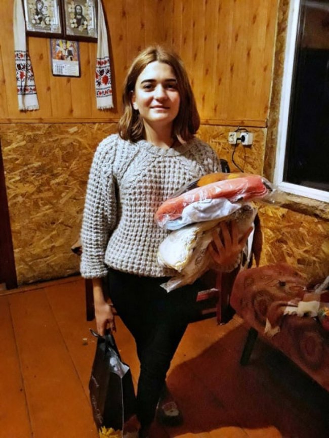 Волинянка роздала подарунки дітям та пенсіонерам