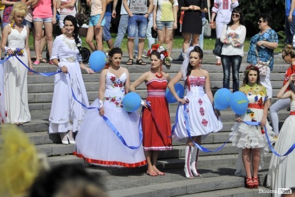 Парад наречених у Луцьку. ФОТО