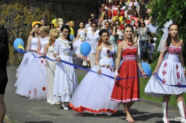 Парад наречених у Луцьку. ФОТО