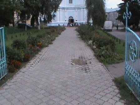 Фура зруйнувала доріжку біля волинської церкви. ФОТО