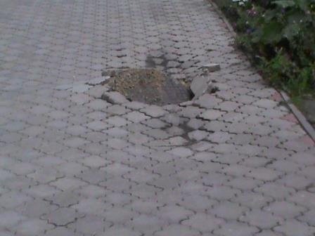 Фура зруйнувала доріжку біля волинської церкви. ФОТО