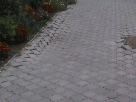 Фура зруйнувала доріжку біля волинської церкви. ФОТО