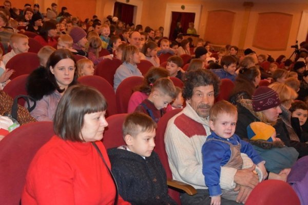 У Луцьку сім'ям, які опинились у скруті вручили подарунки