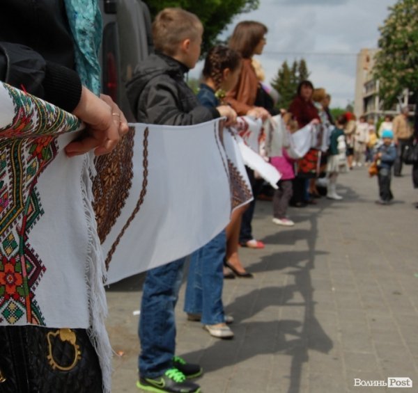 У Луцьку хотіли скласти найдовший рушник, але не змогли. ФОТО 
