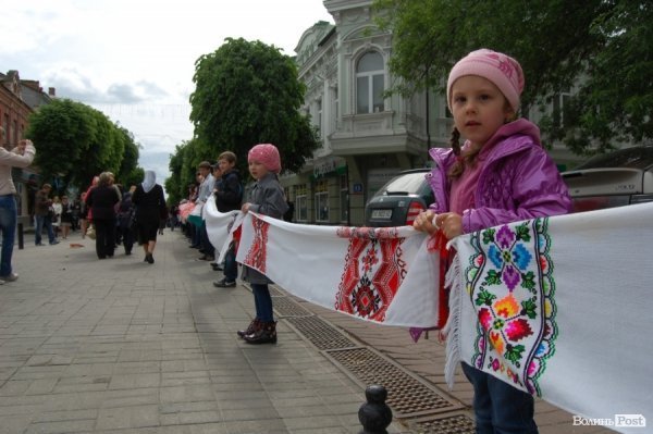 У Луцьку хотіли скласти найдовший рушник, але не змогли. ФОТО 