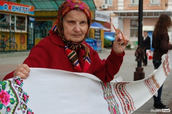 У Луцьку хотіли скласти найдовший рушник, але не змогли. ФОТО 