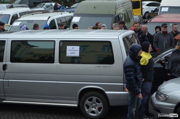 У Луцьку водії «гудять» під мерією. ФОТО