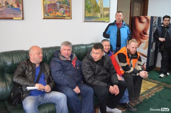 У Луцьку водії «гудять» під мерією. ФОТО