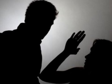 У селі на Волині чоловік зламав ніс та руку своїй співмешканці