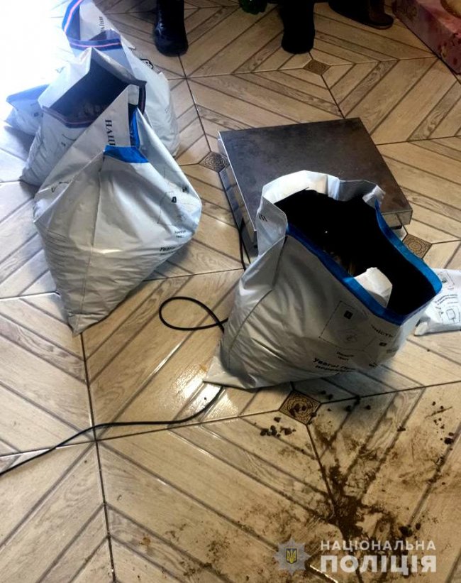 На Рівненщині під час обшуку вилучили понад 140 кілограмів бурштину. ФОТО