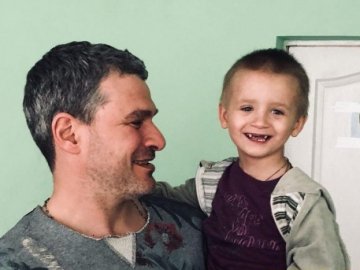 Арсен Мірзоян приїхав на Волинь, щоб у дитбудинку провідати хлопчика, якого знайшли посеред вулиці. ФОТО