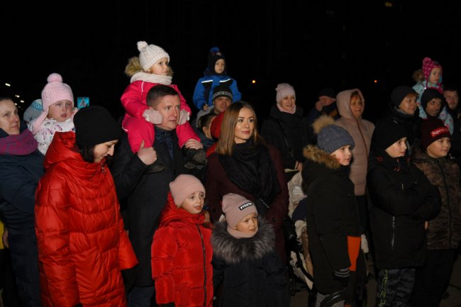 Як святий Миколай вітав дітей біля луцького РАЦСу. ФОТО