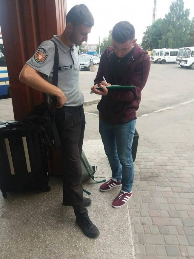 У Луцьку ловили курців у громадських місцях. ФОТО