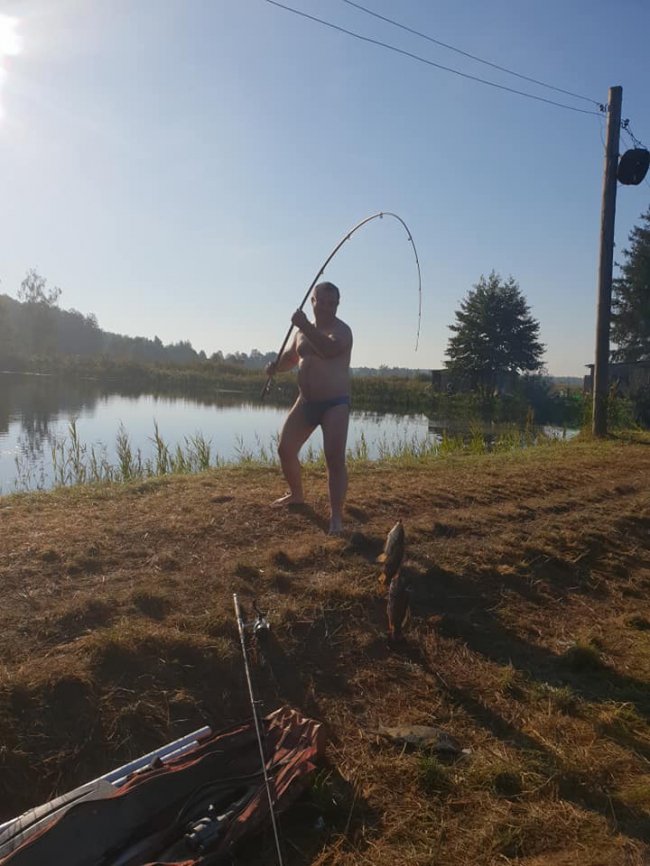 Не грибами єдиними: як ректор луцького вишу з оголеним торсом ловив рибу. ФОТО