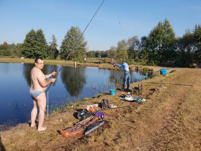 Не грибами єдиними: як ректор луцького вишу з оголеним торсом ловив рибу. ФОТО