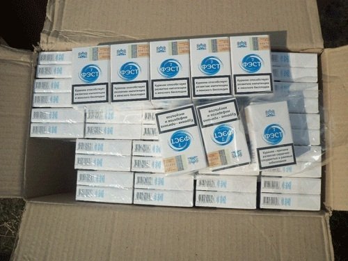 На Волині зловили бус набитий контрабандними цигарками