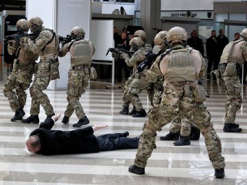 30 обшуків і арсенали зброї: на Одещині  викрили банду, яка викрадала людей