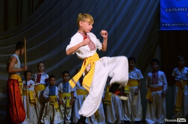 У Луцьку козаки показали свою майстерність в бойовому гопаці.ФОТО