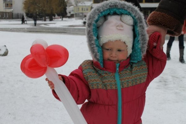 У центрі Луцька чоловіки вчилися «крутити» квіти для жінок. ФОТО