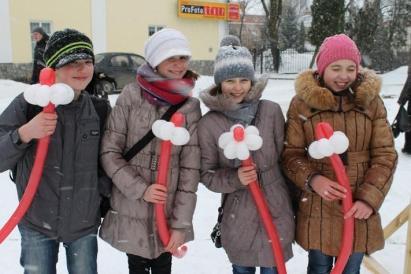 У центрі Луцька чоловіки вчилися «крутити» квіти для жінок. ФОТО