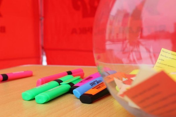 У центрі Луцька чоловіки вчилися «крутити» квіти для жінок. ФОТО