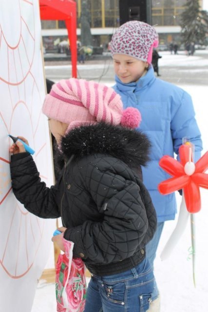 У центрі Луцька чоловіки вчилися «крутити» квіти для жінок. ФОТО