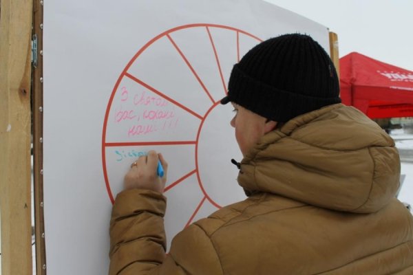 У центрі Луцька чоловіки вчилися «крутити» квіти для жінок. ФОТО