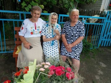 Виростила 5 дітей, має 11 онуків та 19 правнуків: волинянка відгуляла столітній ювілей 