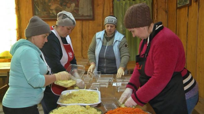 Волонтерки з села на Волині готують їжу для 200 бійців, які перебувають на реабілітації. ВІДЕО