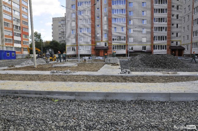 Будинок на вулиці Арцеулова: тривають роботи з облаштування подвір'я