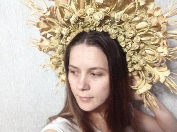 Волинська майстриня зробила неймовірний віночок з соломи. ФОТО