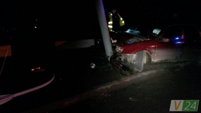 Аварія в Луцьку: Volkswagen зламав ліхтаря