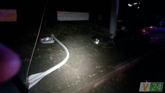 Аварія в Луцьку: Volkswagen зламав ліхтаря