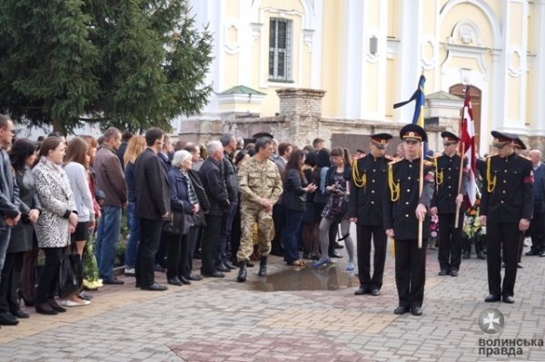 Сьогодні у Луцьку провели в останню путь загиблого Героя Сергія Грибкова. ФОТО