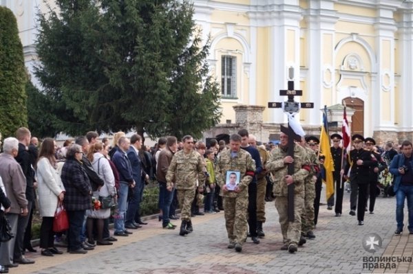 Сьогодні у Луцьку провели в останню путь загиблого Героя Сергія Грибкова. ФОТО