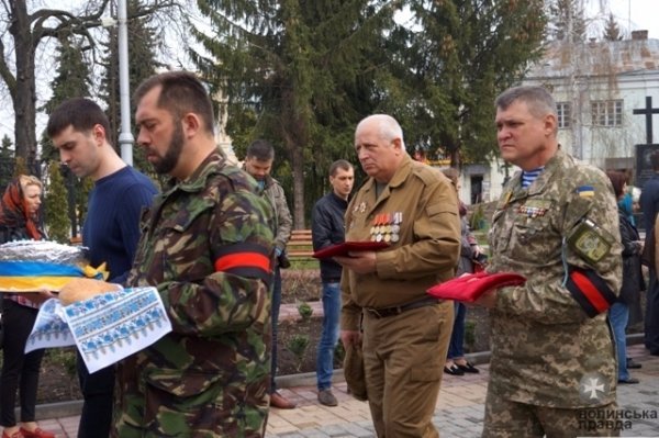 Сьогодні у Луцьку провели в останню путь загиблого Героя Сергія Грибкова. ФОТО
