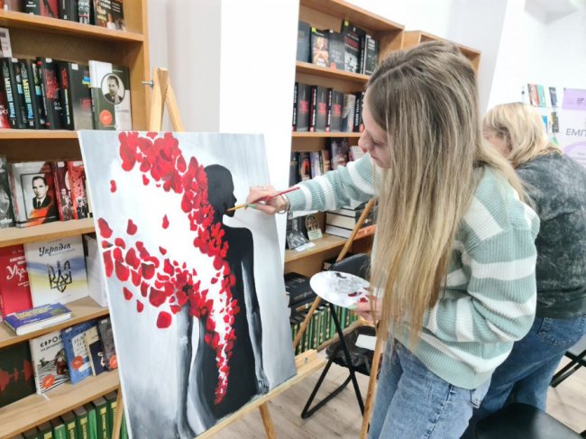 Дружини полеглих Героїв з Луцька писатимуть картини про власні історії кохання