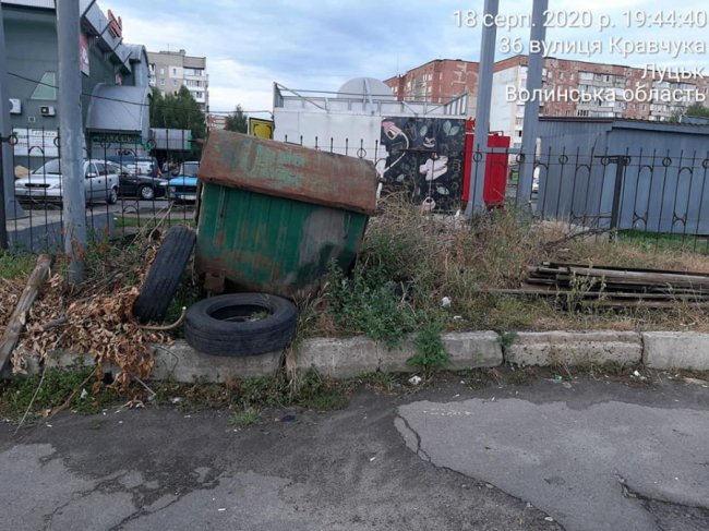 У Луцьку на автостанції влаштували сміттєзвалище. ФОТО