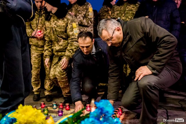 Квіти, сльози і свічки: у День Гідності та Свободи лучани вшанували пам'ять полеглих