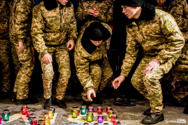 Квіти, сльози і свічки: у День Гідності та Свободи лучани вшанували пам'ять полеглих