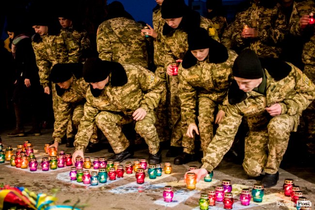 Квіти, сльози і свічки: у День Гідності та Свободи лучани вшанували пам'ять полеглих