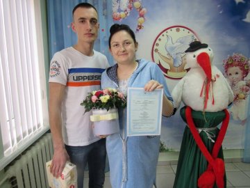 У луцькому пологовому вручили ювілейне свідоцтво про народження