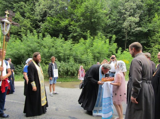 Священники та парафіяни Шацького благочиння нагодували учасників міжнародного хресного ходу. ФОТО 